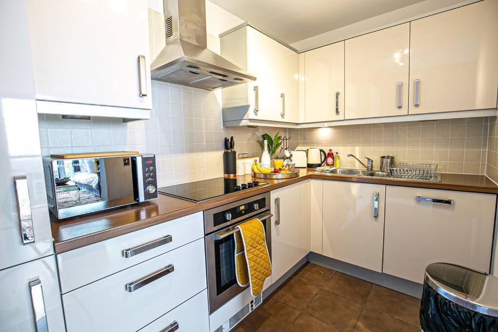 Comfortable City Centre Apartment With Free Parking, Fast Wifi & Smart Tv With Xbox And Netflix By Yoko Property Milton Keynes Exteriér fotografie